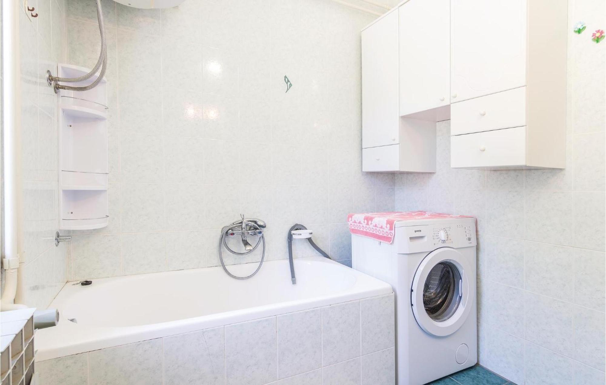 Cozy Apartment In Pican With Kitchen Bagian luar foto