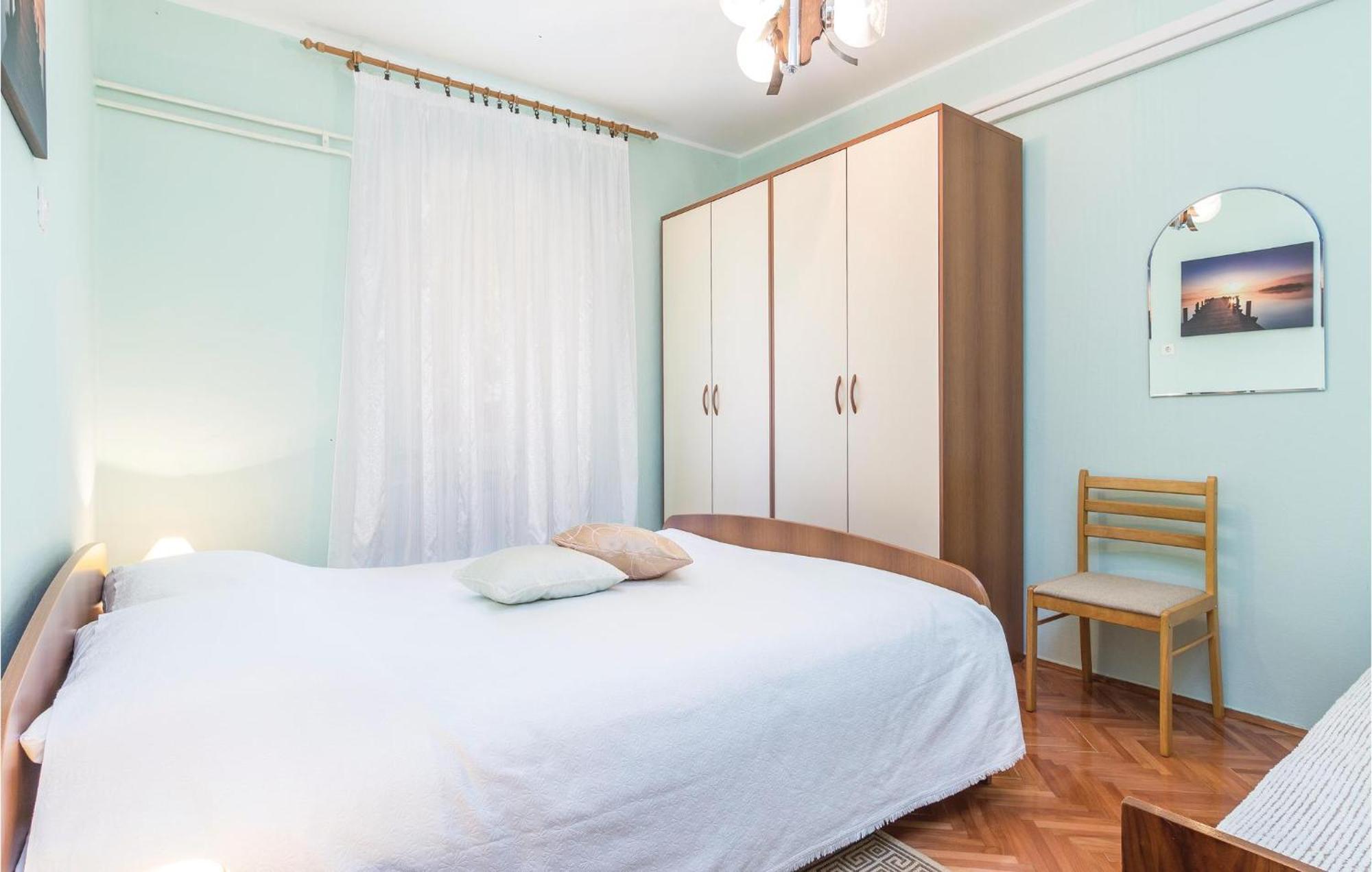 Cozy Apartment In Pican With Kitchen Bagian luar foto