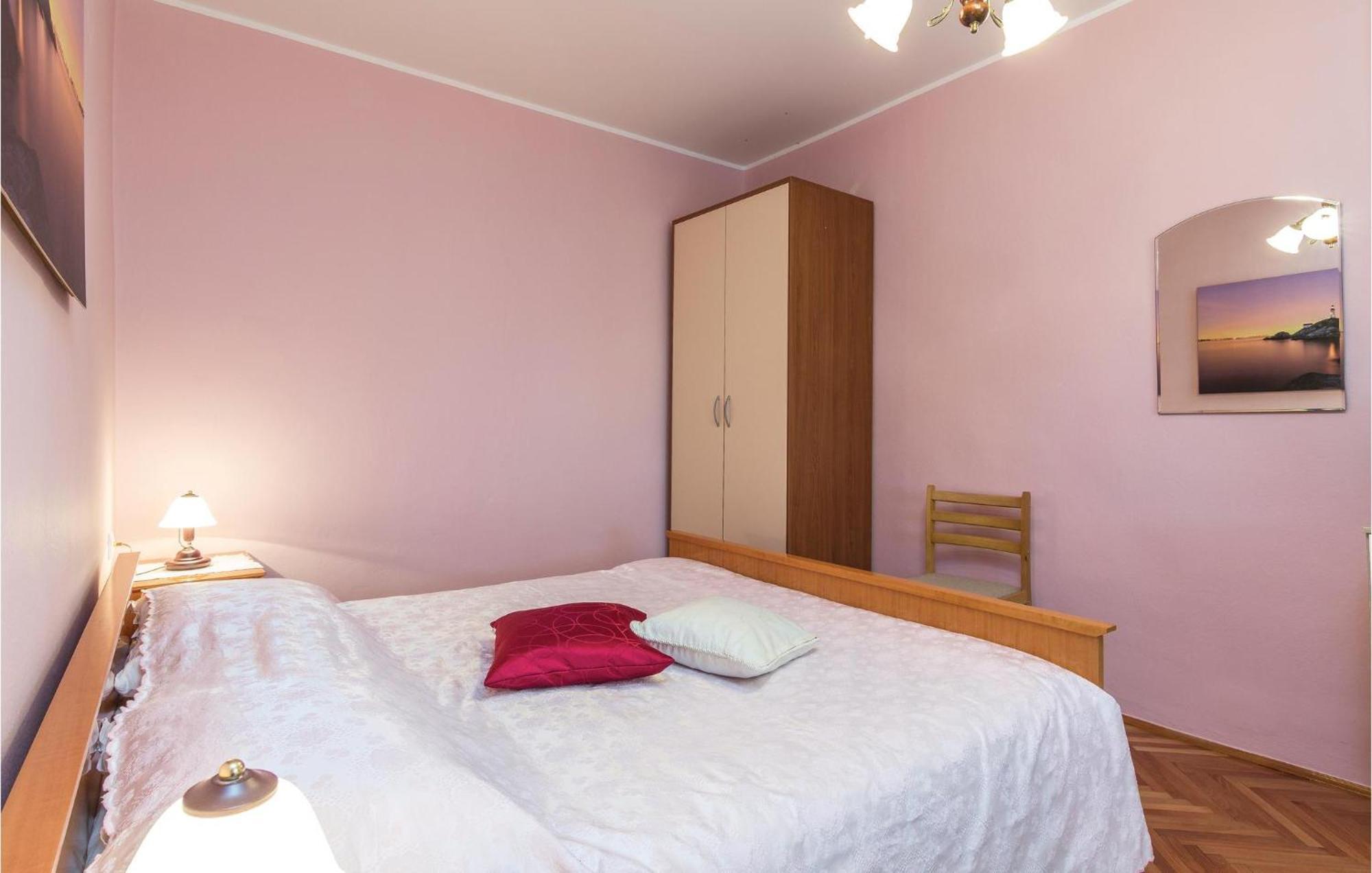 Cozy Apartment In Pican With Kitchen Bagian luar foto