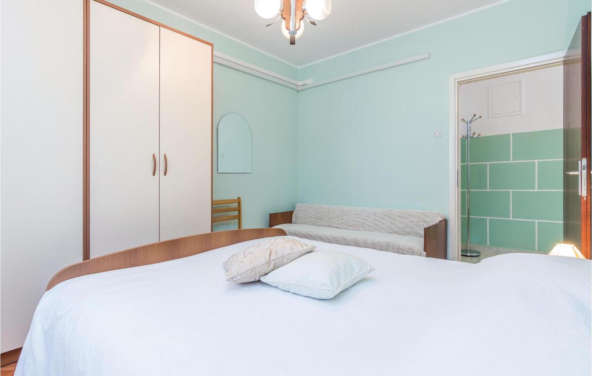 Cozy Apartment In Pican With Kitchen Bagian luar foto