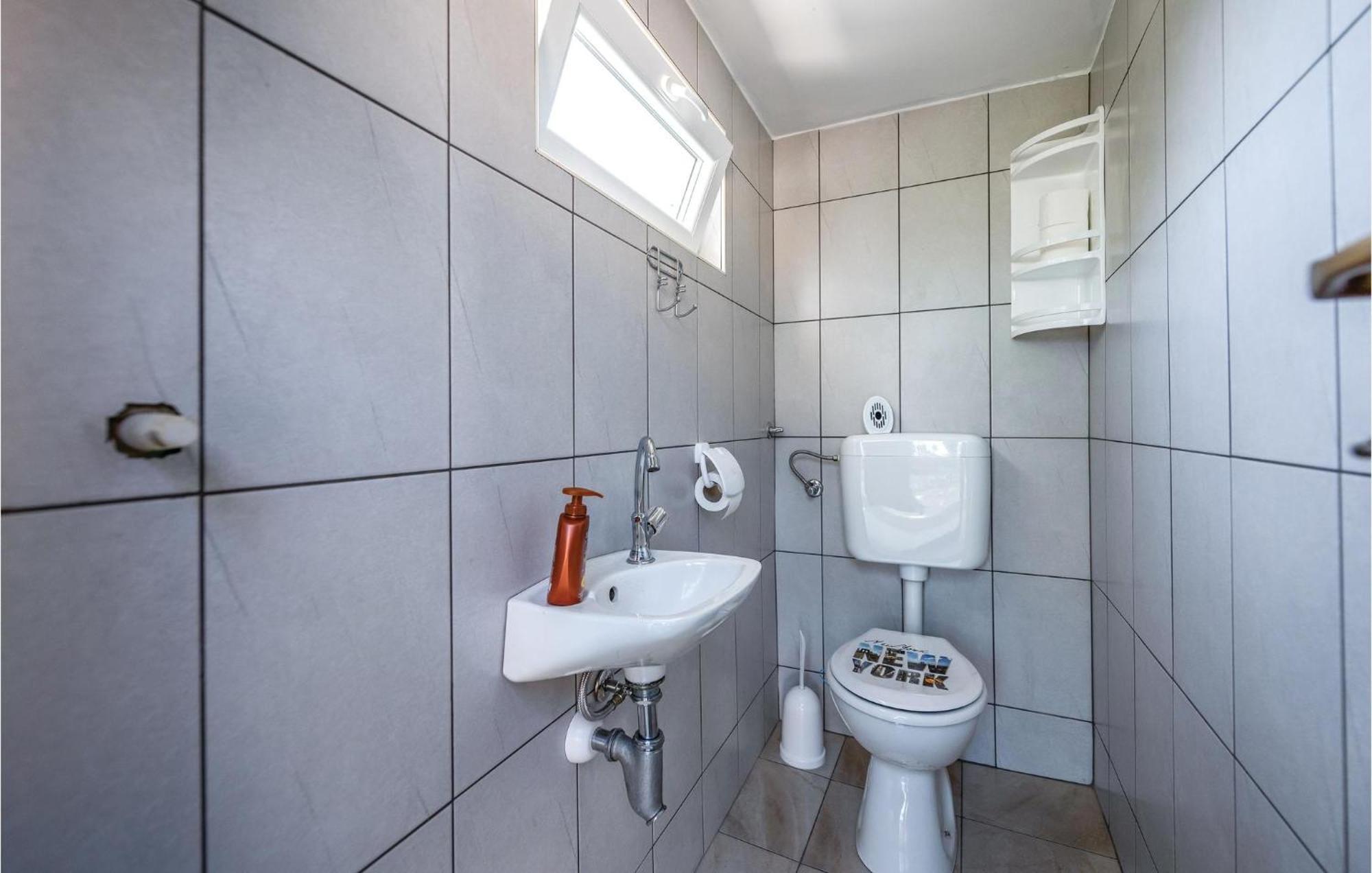 Cozy Apartment In Pican With Kitchen Bagian luar foto