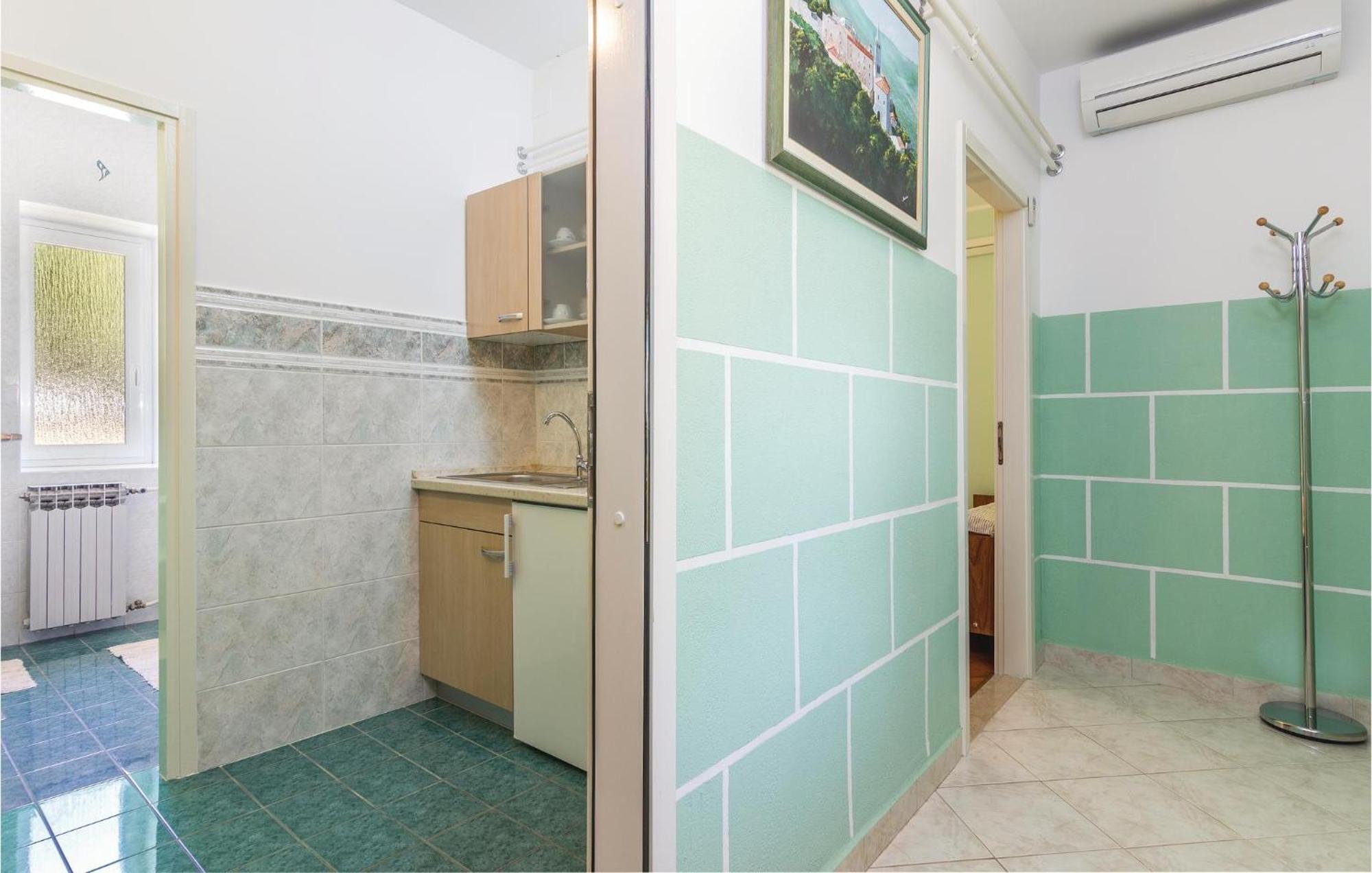 Cozy Apartment In Pican With Kitchen Bagian luar foto