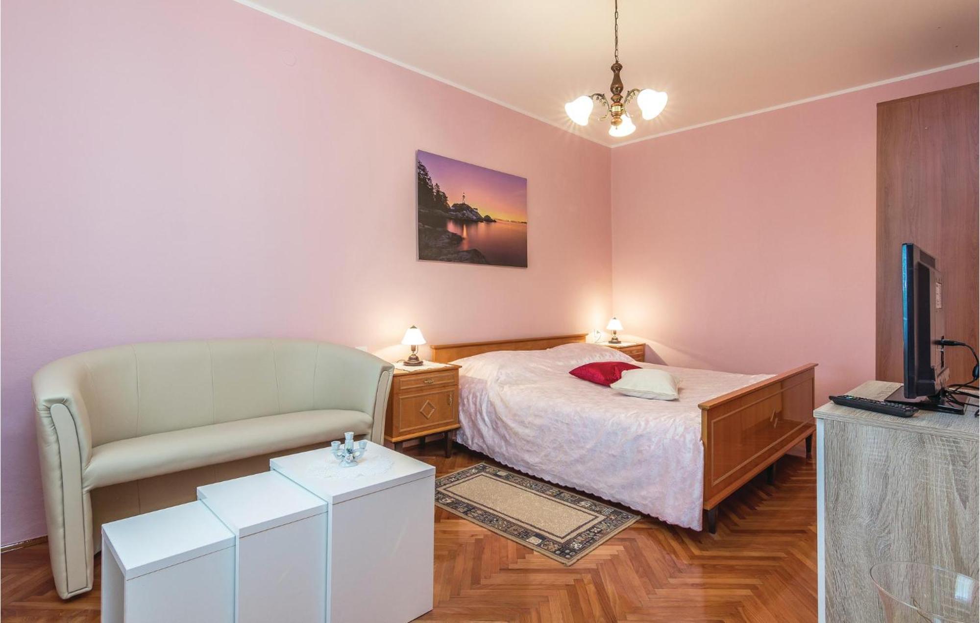 Cozy Apartment In Pican With Kitchen Bagian luar foto