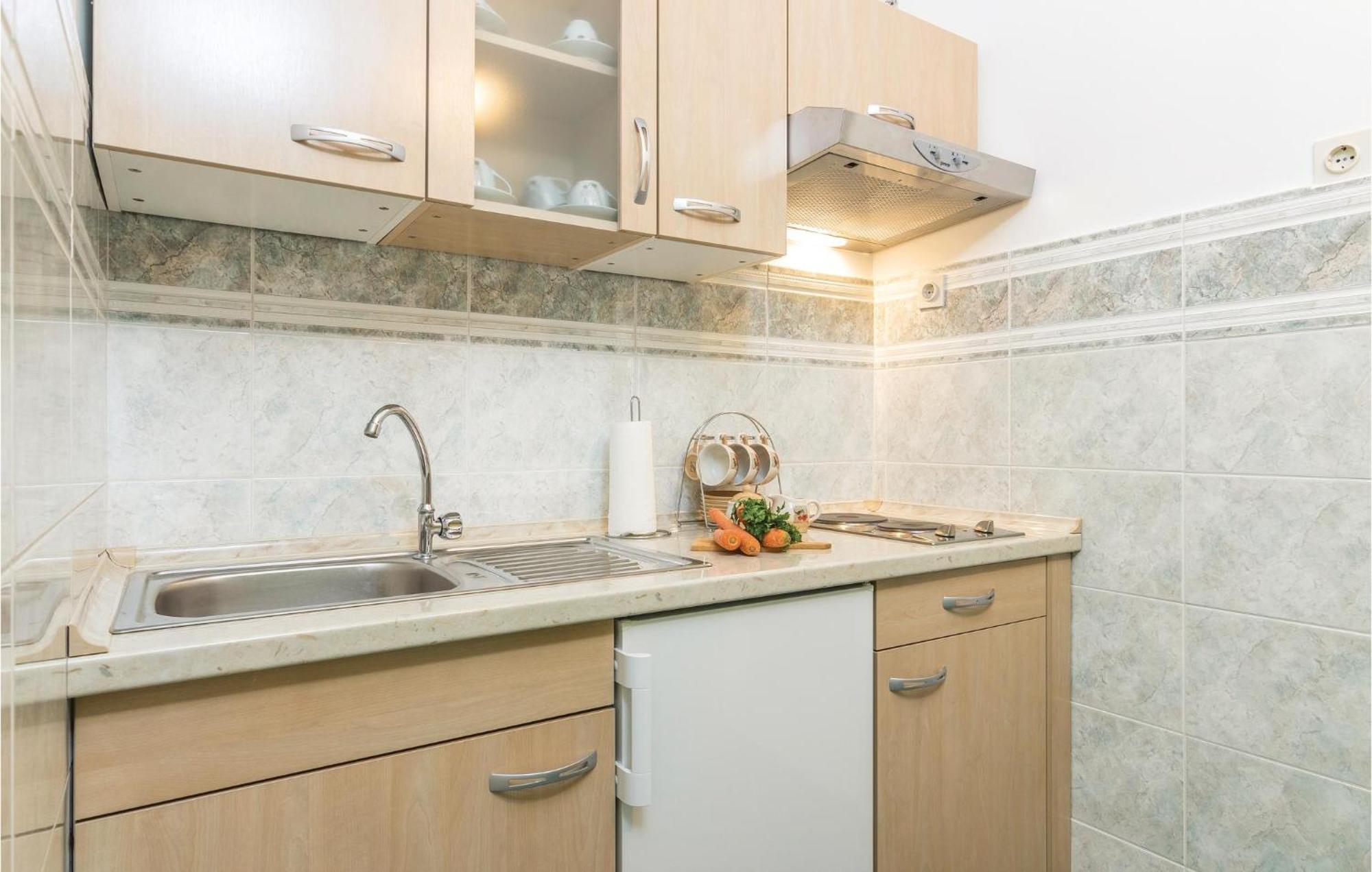 Cozy Apartment In Pican With Kitchen Bagian luar foto