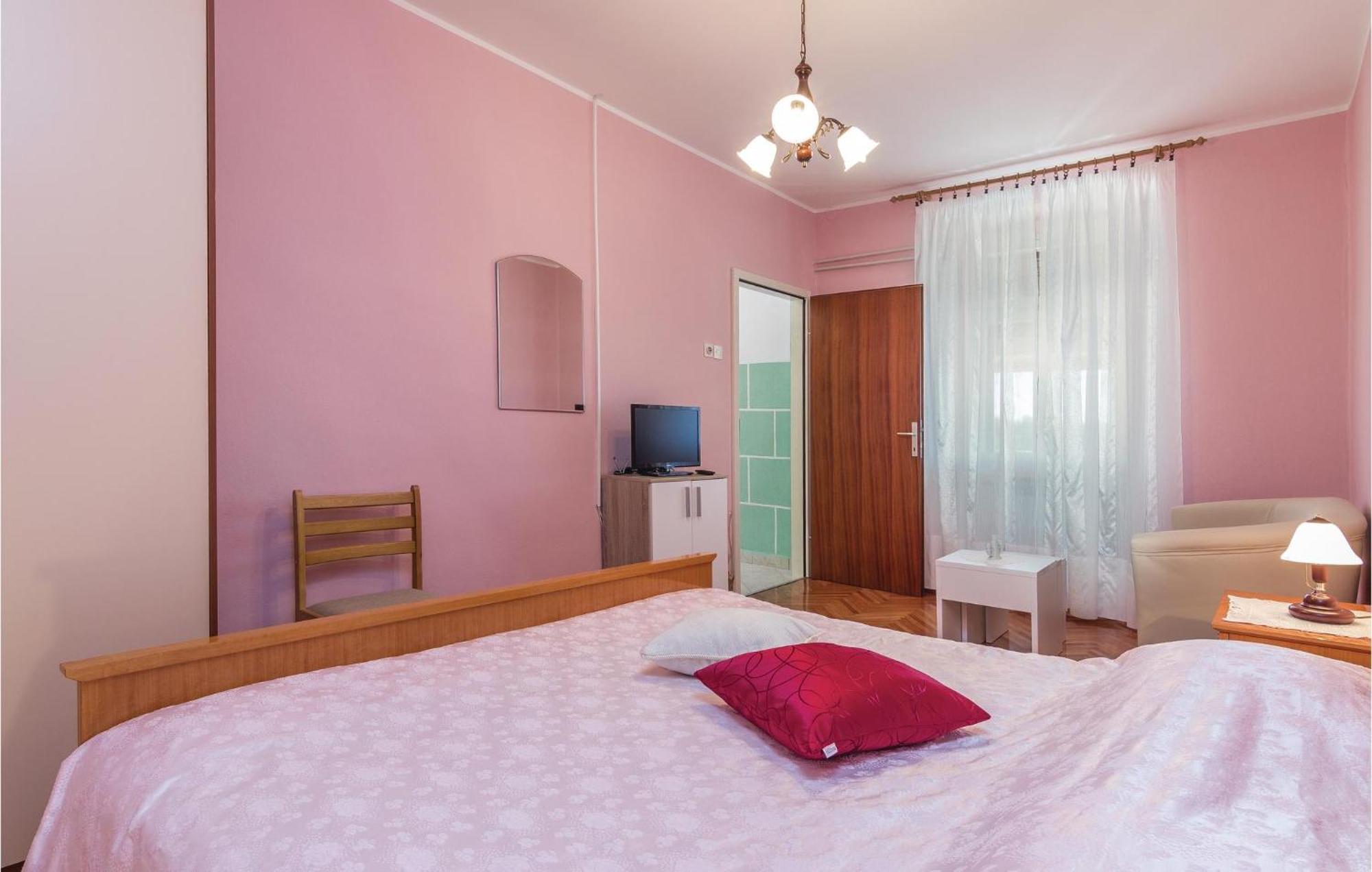 Cozy Apartment In Pican With Kitchen Bagian luar foto