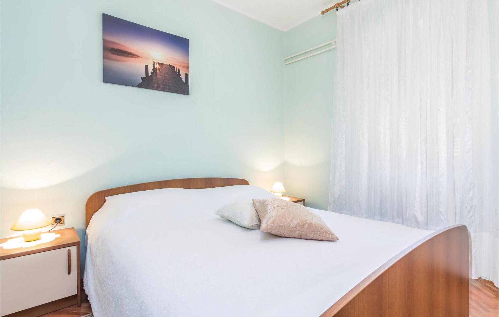 Cozy Apartment In Pican With Kitchen Bagian luar foto