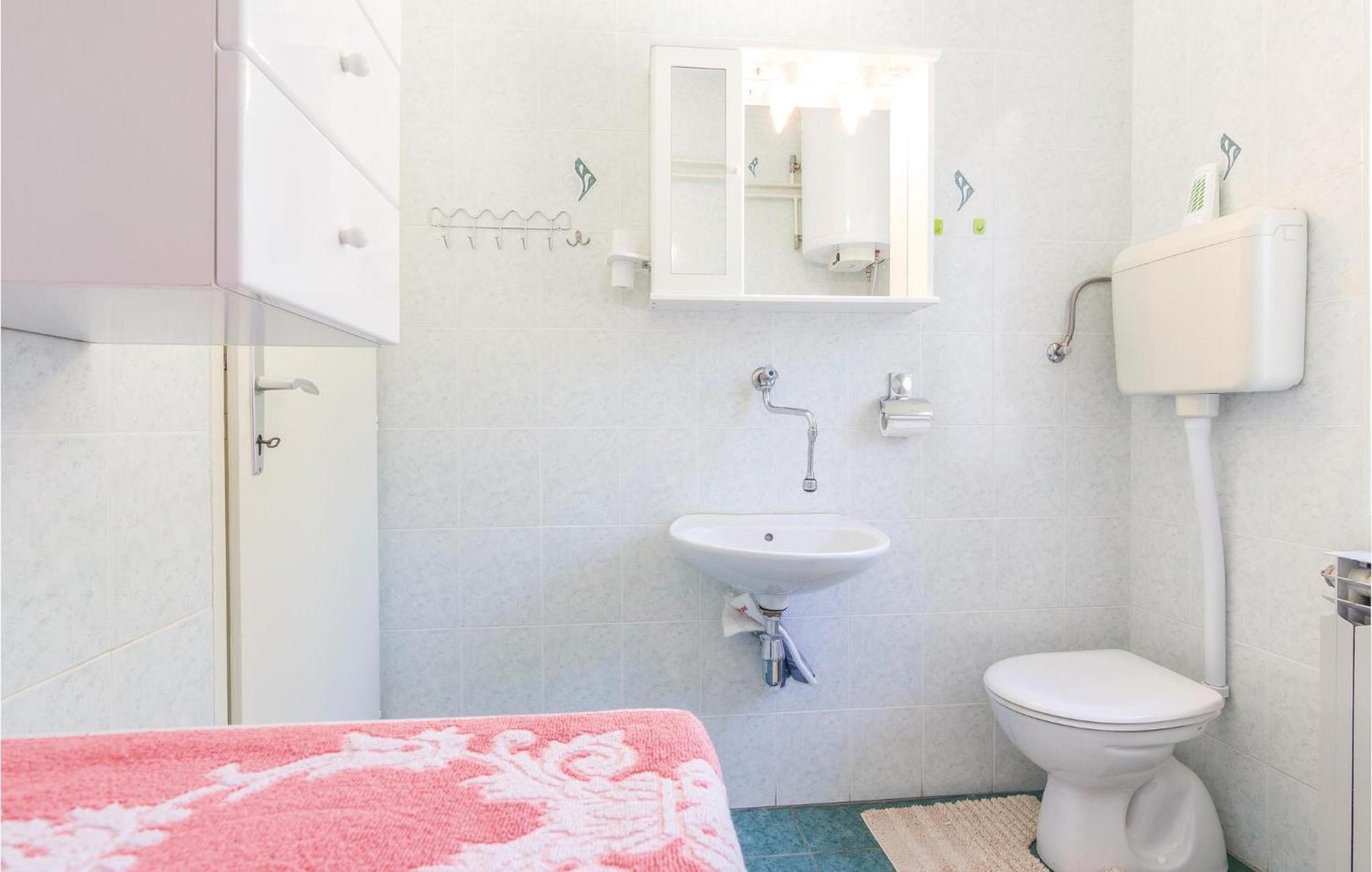 Cozy Apartment In Pican With Kitchen Bagian luar foto